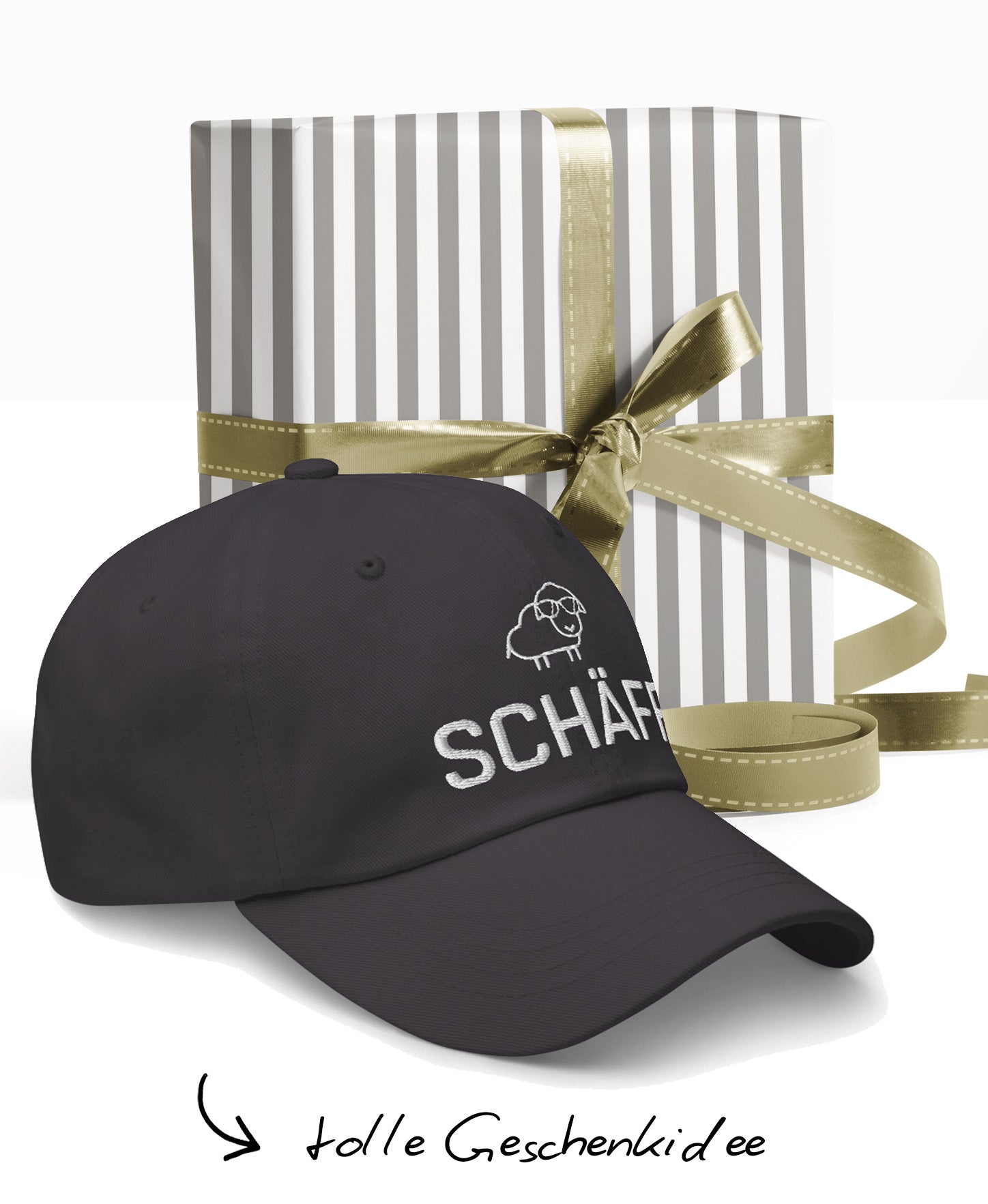 Schwarze Schäff Kappe mit SCHÄFF Stick und kleinem Schaf-Icon; im Hintergrund Geschenk und Text: ‚tolle Geschenkidee’.