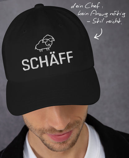 Mann mit schwarzem Schäff Cap und Hinweis: ‚dein Chef: kein Anzug nötig - Stil reicht.’