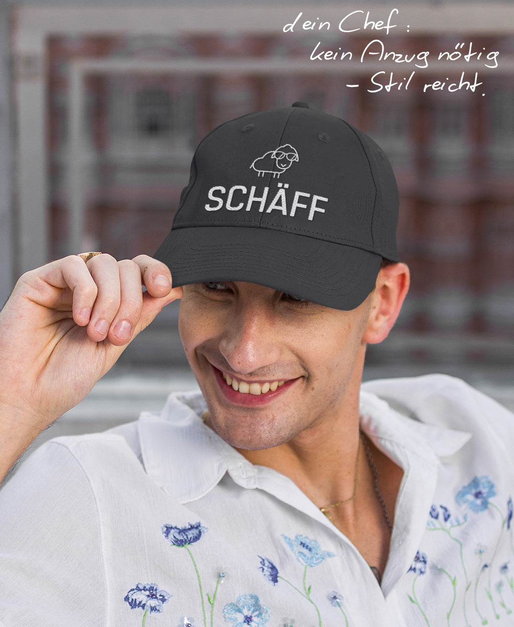 Mann mit dunkelgrauer Schäff Cap und Hinweis: ‚dein Chef: kein Anzug nötig - Stil reicht.’