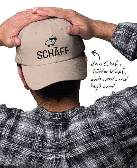 Mann mit steinfarbener Schäff Cap und Hinweis: ‚dein Chef: kühler Kopf, auch wenn’s mal heiß wird.’