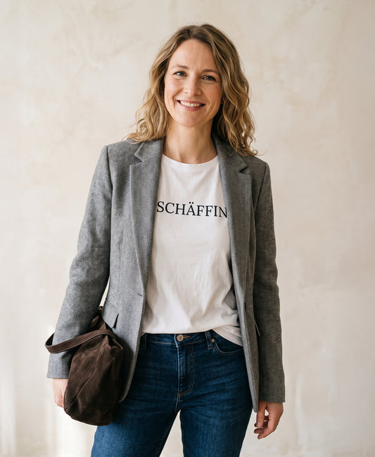 Frau mit lässigem Business-Outfit und SCHÄFFIN – Casual Business Statement Bio T-Shirt in Weiss