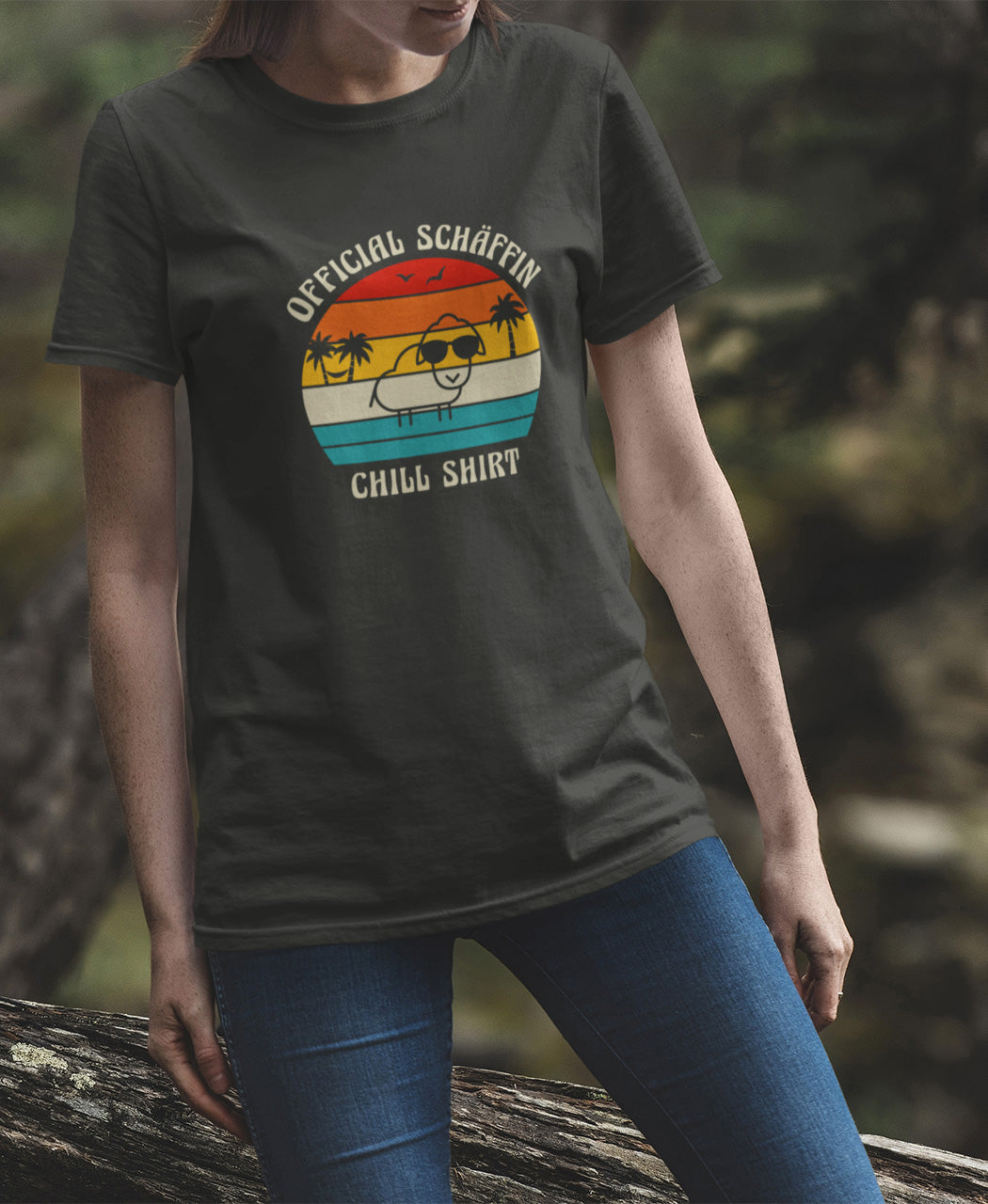 Frau trägt SCHÄFFIN – Official Chill Shirt mit Urlaubsmotiv & Sonnenbrille Bio T-Shirt in Anthrazit, Nahaufnahme