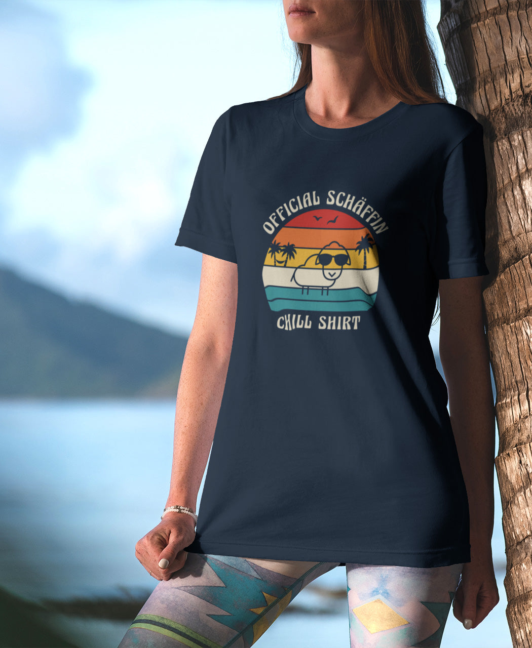 Frau trägt SCHÄFFIN – Official Chill Shirt mit Urlaubsmotiv & Sonnenbrille Bio T-Shirt in French Navy 