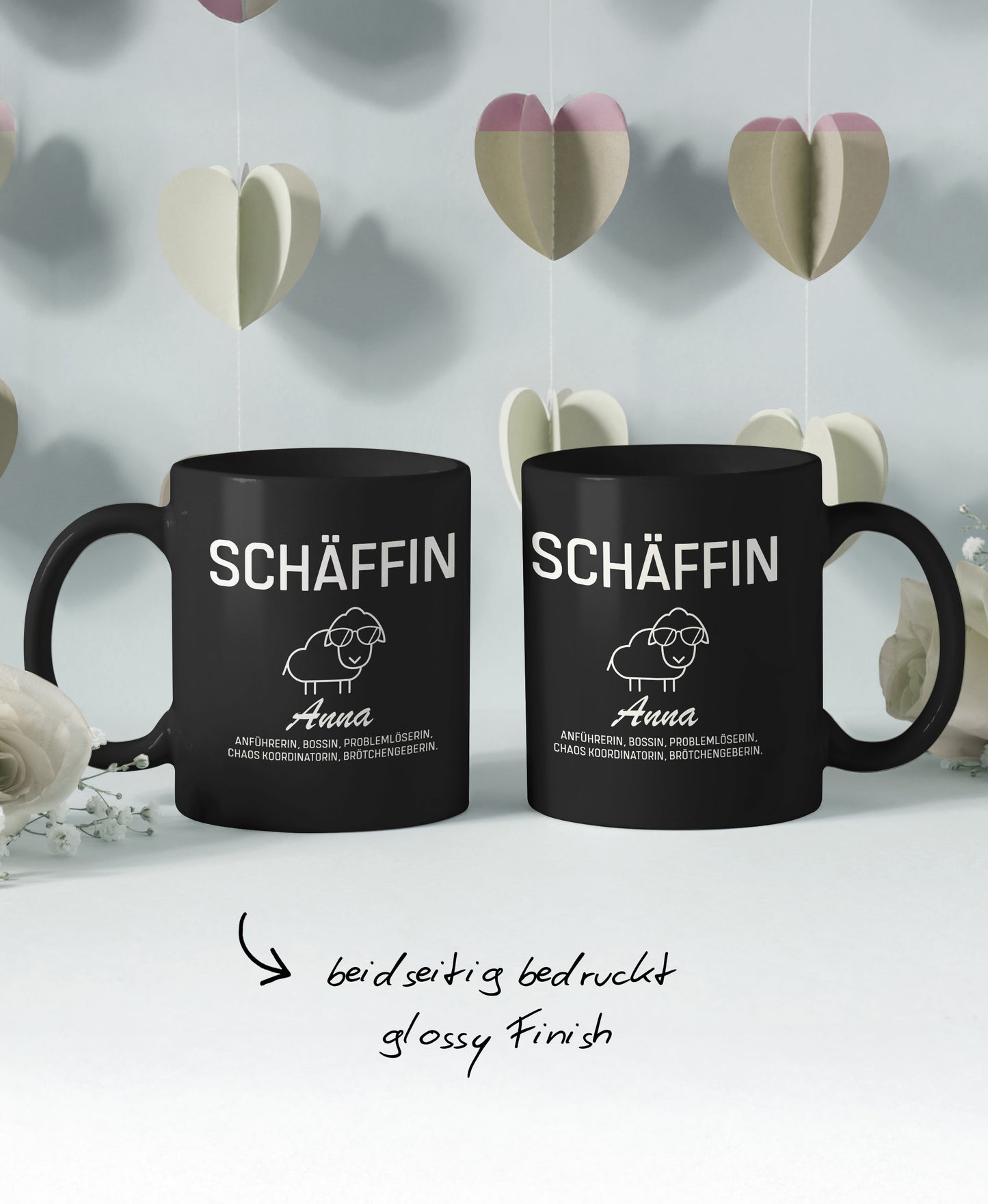 Schwarze Keramiktasse mit personalisierbarem SCHÄFFIN Motiv: mit Hinweis ‚beidseitig bedruckt, Glossy Finish’.