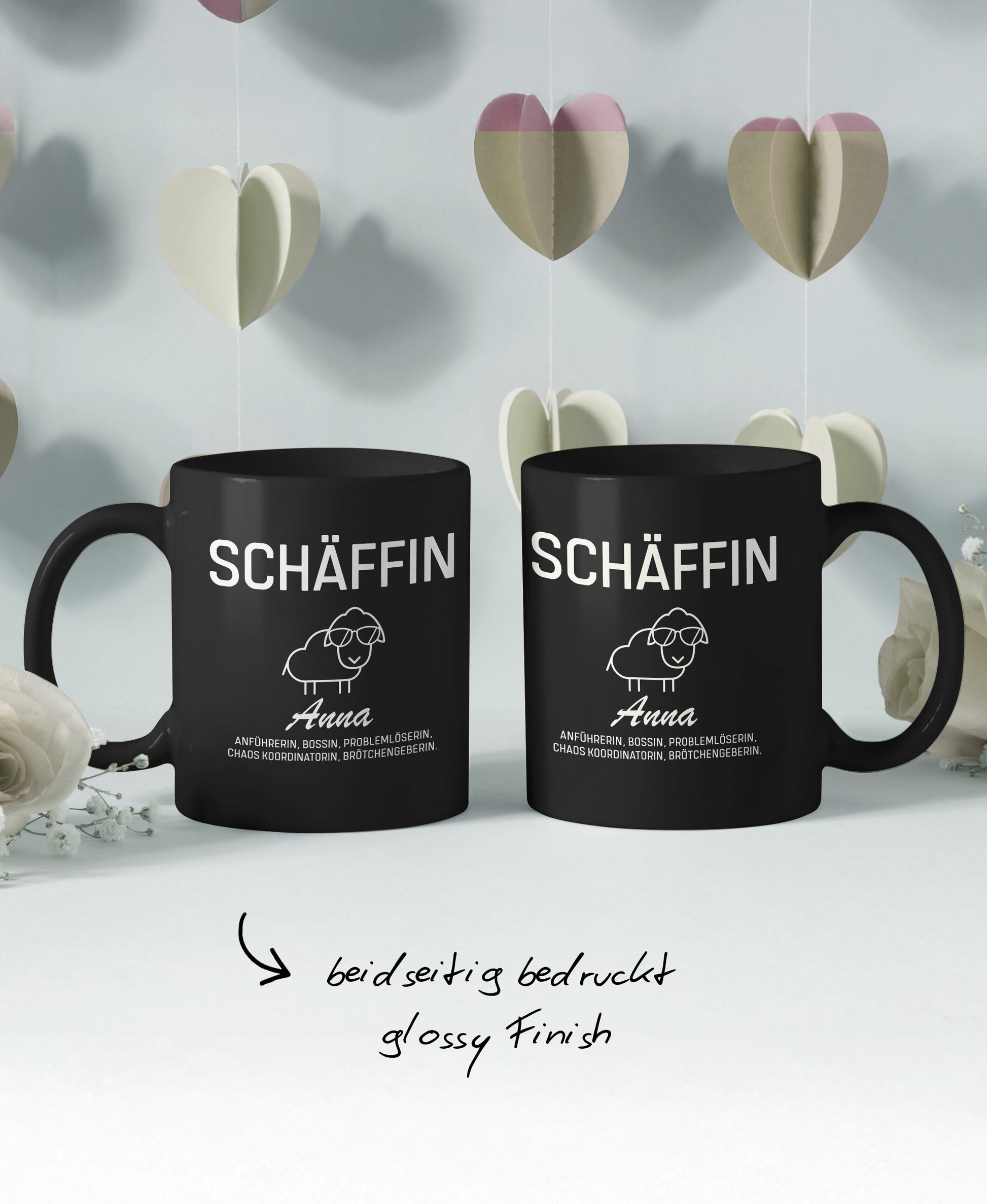 Schwarze Keramiktasse mit personalisierbarem SCHÄFFIN Motiv: mit Hinweis ‚beidseitig bedruckt, Glossy Finish’.