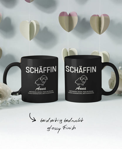 Schwarze Keramiktasse mit personalisierbarem SCHÄFFIN Motiv: mit Hinweis ‚beidseitig bedruckt, Glossy Finish’.