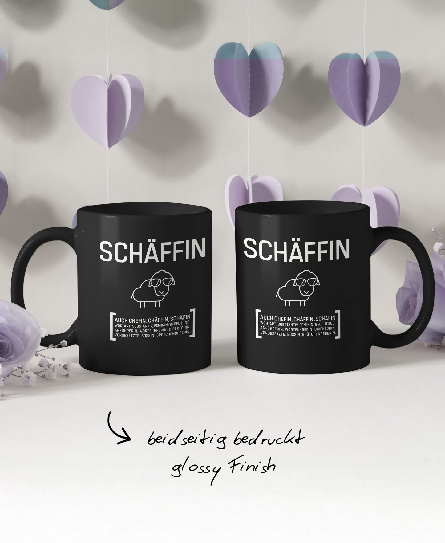 Schwarze Keramiktasse mit SCHÄFFIN Motiv: mit Hinweis ‚beidseitig bedruckt, Glossy Finish’.