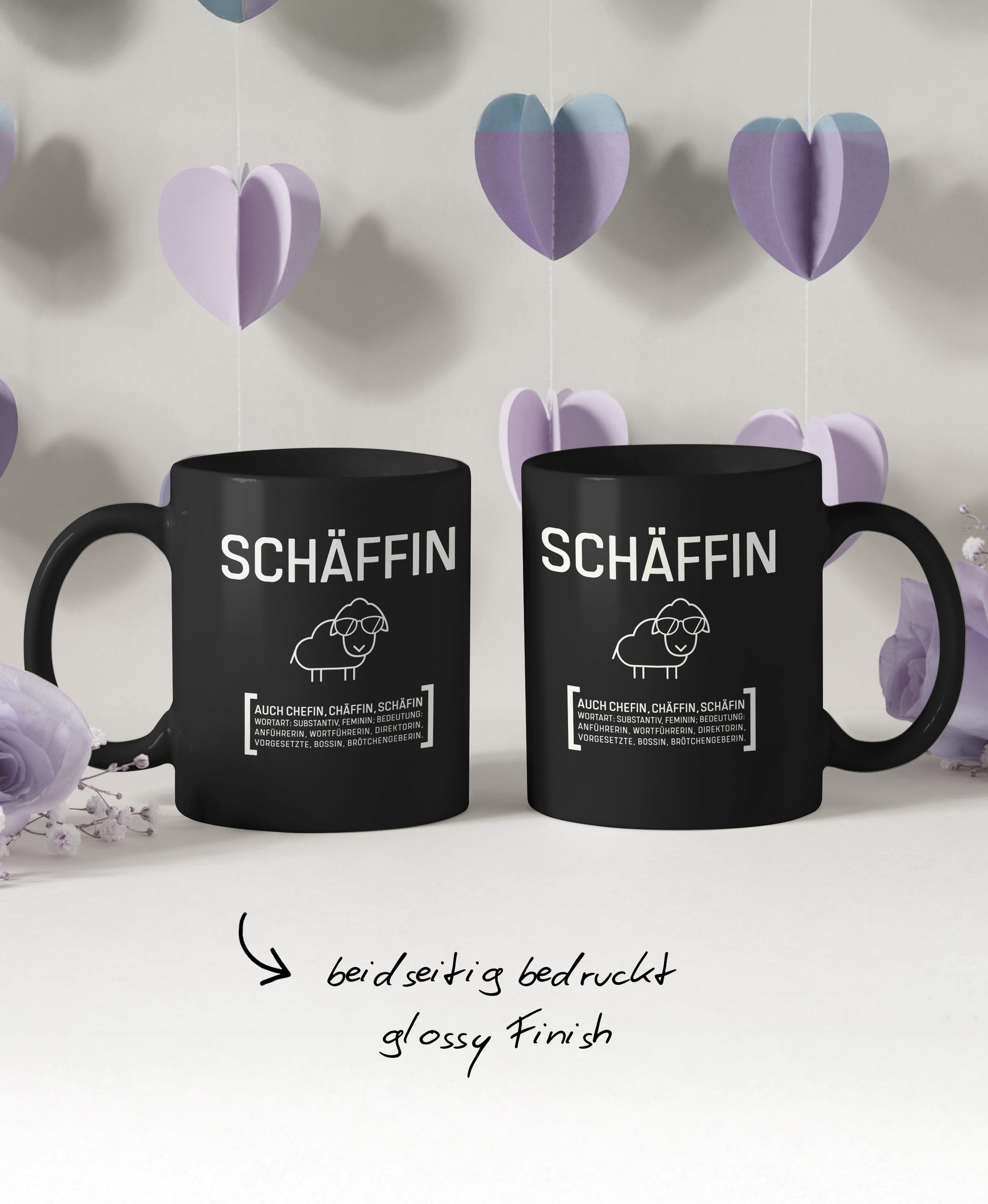 Schwarze Keramiktasse mit SCHÄFFIN Motiv: mit Hinweis ‚beidseitig bedruckt, Glossy Finish’.