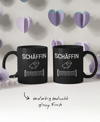 Schwarze Keramiktasse mit SCHÄFFIN Motiv: mit Hinweis ‚beidseitig bedruckt, Glossy Finish’.