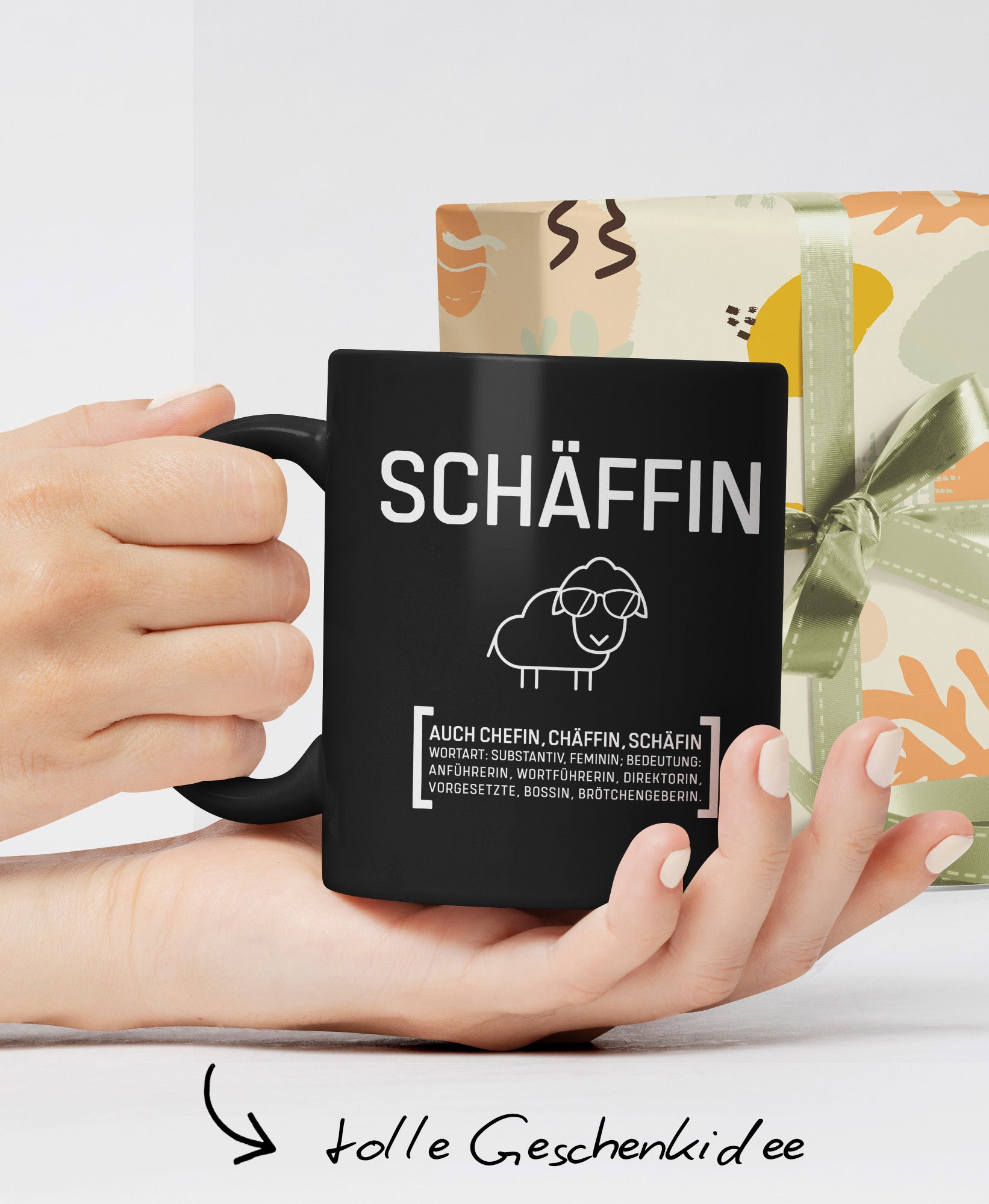 Schwarze Keramiktasse mit SCHÄFFIN Motiv: cooles Schaf mit Sonnenbrille – witziges Geschenk für die Chefin mit Spruch und Hinweis ‚tolle Geschenkidee’.  