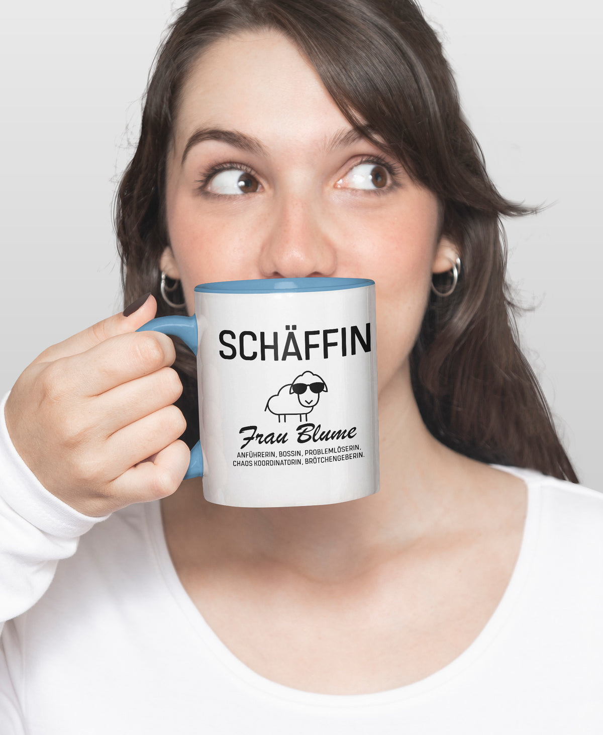 Frau hält zweifarbige SCHÄFFIN Tasse mit Namen Frau Blume: Texthinweis ‚deine Chefin glücklich machen !’