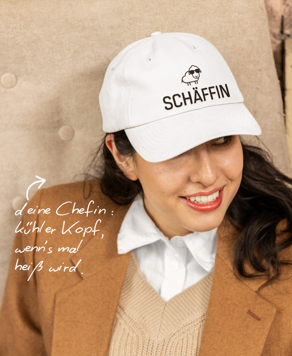 Frau mit weißer Schäffin Cap und Hinweis: ‚deine Chefin: kühler Kopf, wenn’s mal heiß wird.’