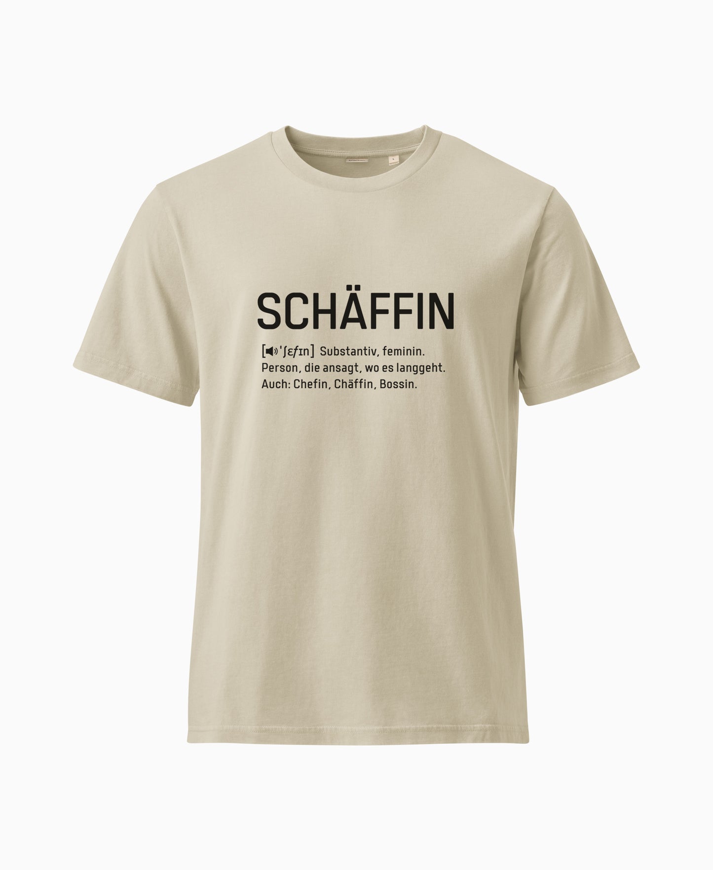 Desert Dust farbenes T-Shirt mit schwarzem Frontaufdruck im Wörterbuch-Stil: SCHÄFFIN – Substantiv, feminin. Person, die ansagt, wo es langgeht. Auch: Chefin, Chäffin, Bossin.