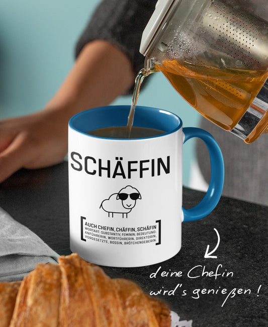 Frau schenkt Tee in eine zweifarbige Tasse mit SCHÄFFIN Motiv: mit Texthinweis ‚deine Chefin wird’s genießen !’