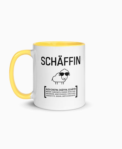 Weiße Keramiktasse mit gelber Innenseite und SCHÄFFIN Motiv – witziges Geschenk für die Chefin. 