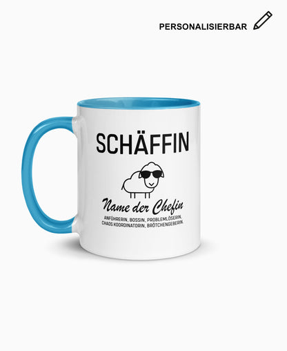 Weiße Keramiktasse mit blauer Innenseite, SCHÄFFIN Motiv und Wunschtext – personalisierbares Geschenk für die Chefin.