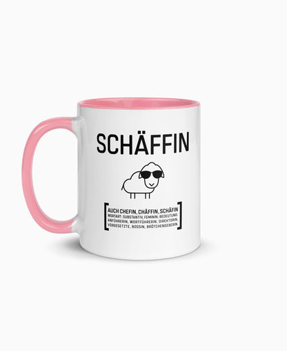 Weiße Keramiktasse mit rosafarbener Innenseite und SCHÄFFIN Motiv – witziges Geschenk für die Chefin. 