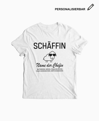 Weißes T-Shirt mit Schäffin Motiv und individuell personalisierbarem Text – lustiges Shirt für Chefin.