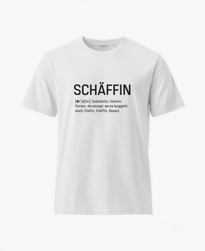 Weisses T-Shirt mit schwarzem Frontaufdruck im Wörterbuch-Stil: SCHÄFFIN – Substantiv, feminin. Person, die ansagt, wo es langgeht. Auch: Chefin, Chäffin, Bossin.