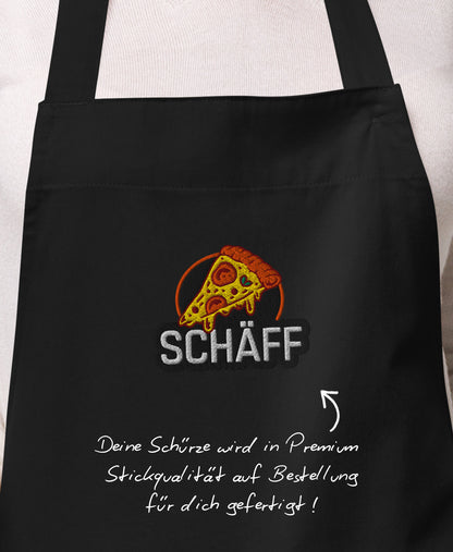 Nahaufnahme der hochwertigen, detailreichen Pizza-Stickerei mit SCHÄFF Schriftzug auf der schwarzen Bio-Baumwoll-Schürze.