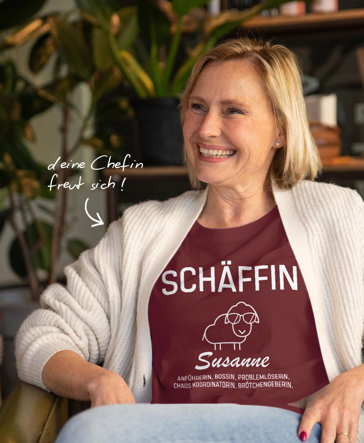 Frau trägt T-Shirt mit personalisierem Aufdruck Schäffin Susanne; daneben der Schriftzug ‚deine Chefin freut sich !‘
