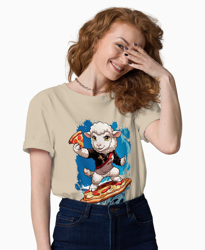 Weibliches Model in einem SCHÄFF Bio T-Shirt in Desert Dust. Das Shirt zeigt eine Grafik eines Schafs, das auf einer Pizza surft. Lässiges Outfit zur Jeans mit Pizza-Vibe.