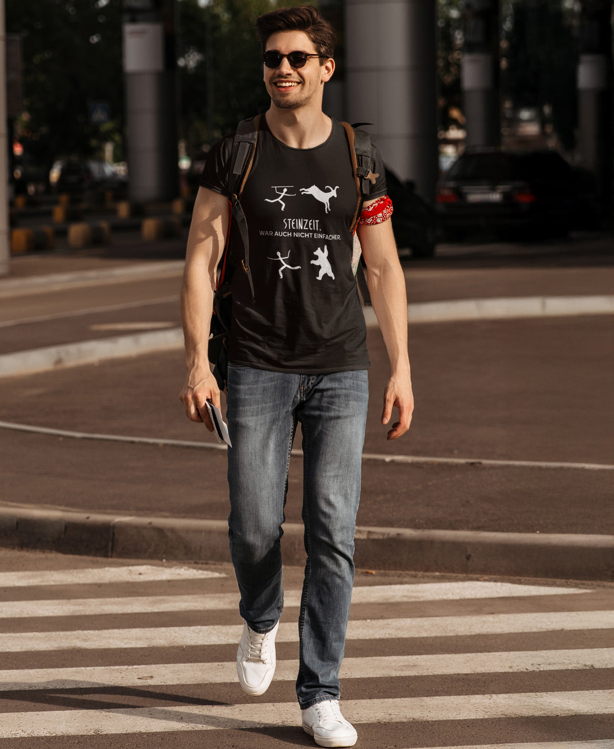 Mann auf Zebrastreifen mit SCHÄFF – Steinzeit war auch nicht einfacher Bio T-Shirt