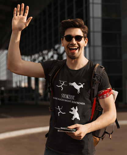 Winkender Mann mit Sonnebrille und SCHÄFF – Steinzeit war auch nicht einfacher Bio T-Shirt in Schwarz und Weiss