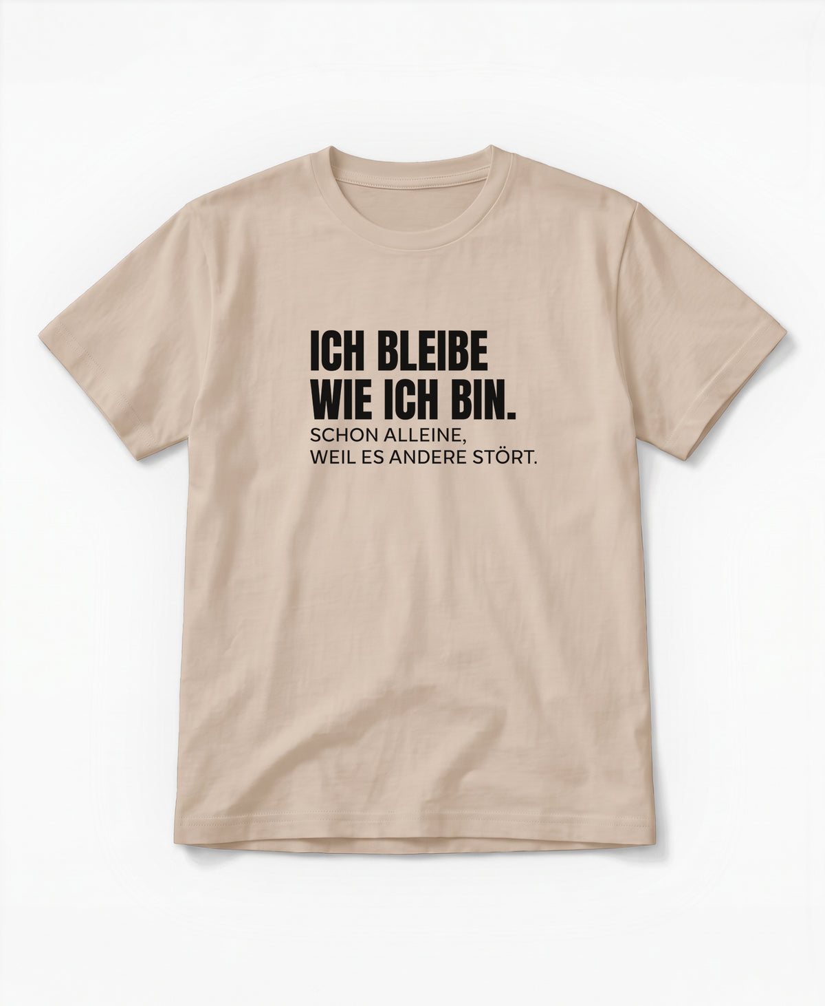 SCHÄFF – Ich bleibe wie ich bin – Lustiges Spruch T-Shirt in Farbe Desert Dust mit schwarzem Text.