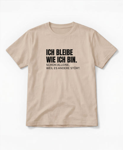 SCHÄFF – Ich bleibe wie ich bin – Lustiges Spruch T-Shirt in Farbe Desert Dust mit schwarzem Text.