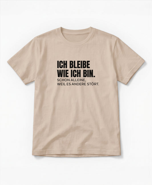 SCHÄFF – Ich bleibe wie ich bin – Lustiges Spruch T-Shirt in Farbe Desert Dust mit schwarzem Text.