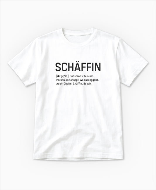 Weisses T-Shirt mit schwarzem Frontaufdruck im Wörterbuch-Stil: SCHÄFFIN – Substantiv, feminin. Person, die ansagt, wo es langgeht. Auch: Chefin, Chäffin, Bossin.
