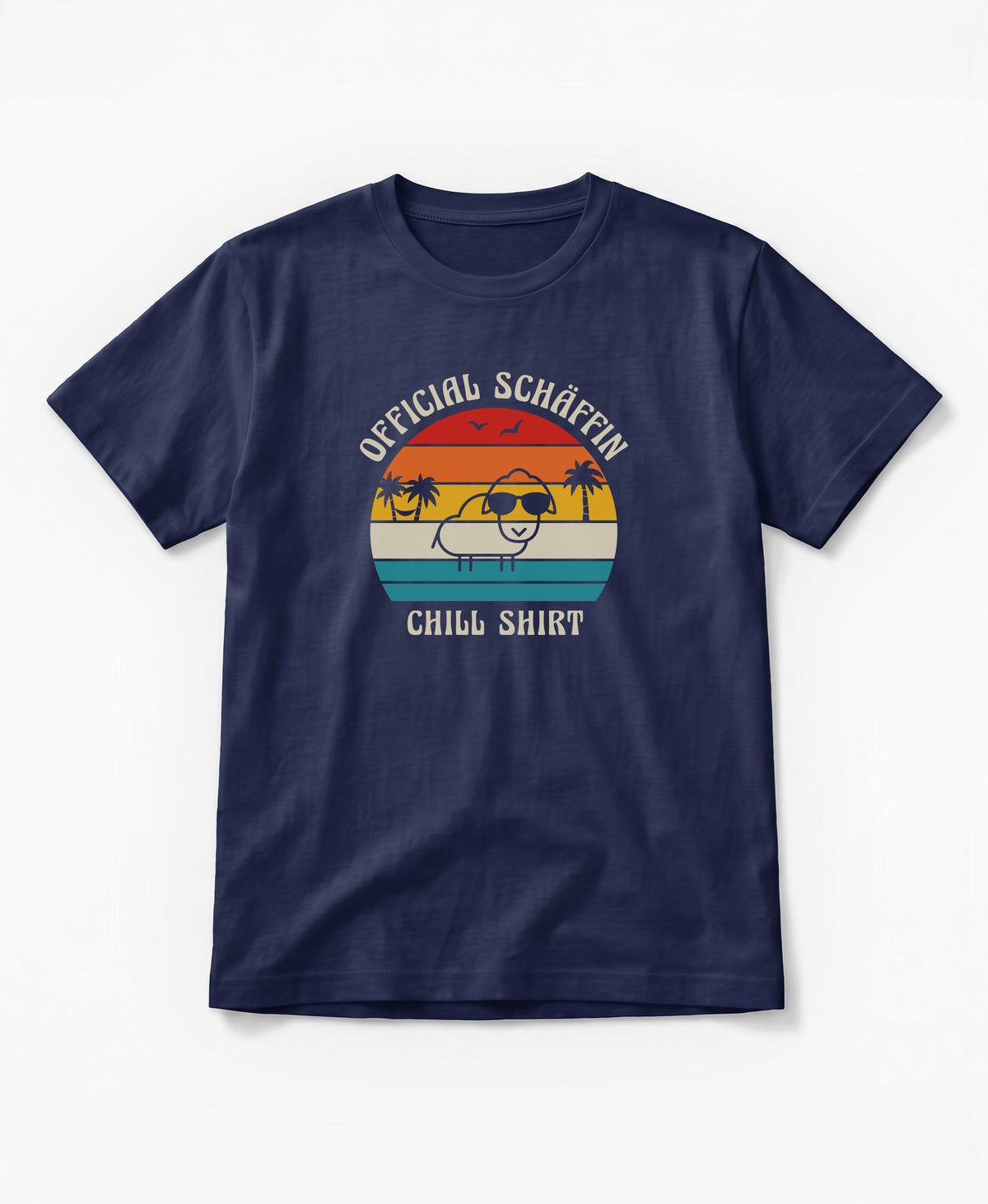 Frau trägt SCHÄFFIN – Official Chill Shirt mit Urlaubsmotiv & Sonnenbrille Bio T-Shirt in Navy 