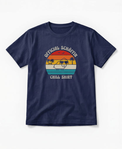 Frau trägt SCHÄFFIN – Official Chill Shirt mit Urlaubsmotiv & Sonnenbrille Bio T-Shirt in Navy 