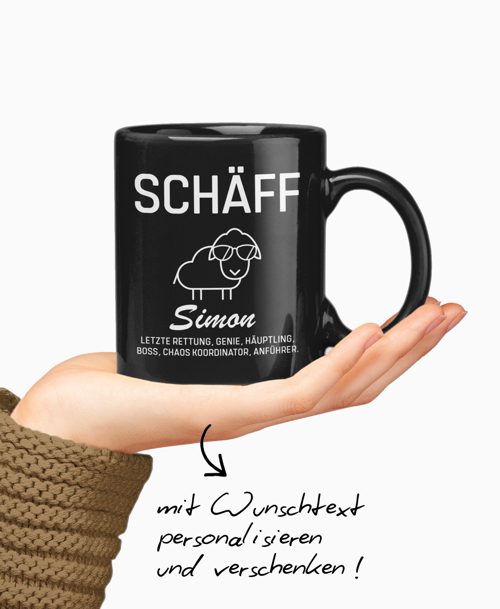 Hand präsentiert schwarze SCHÄFF Tasse mit Namen Simon: mit Texthinweis ‚mit Wunschtext personalisieren und verschenken !’
