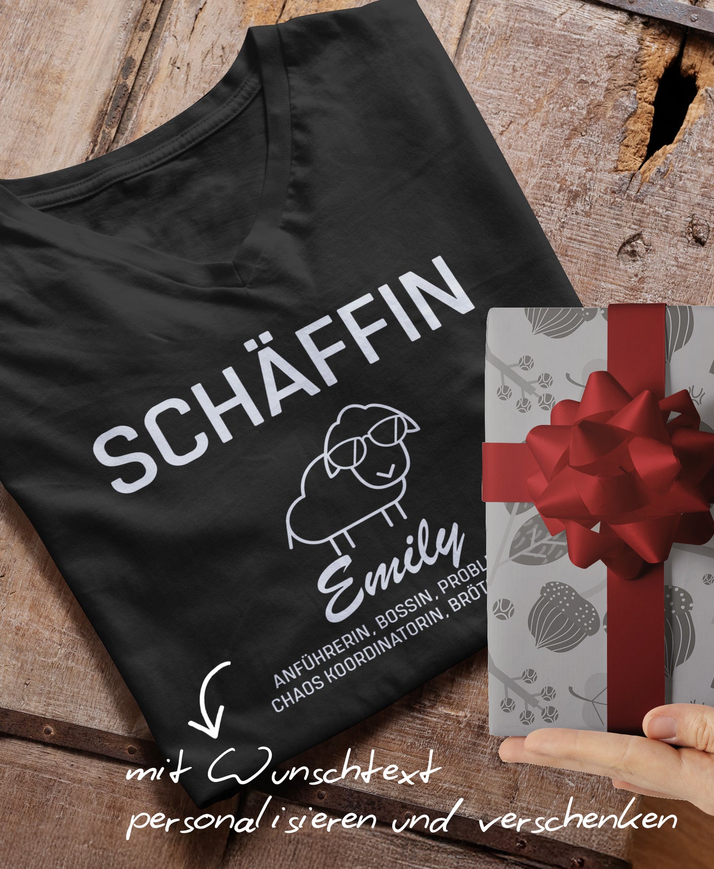 Schwarzes Schäffin T-Shirt personalisiert mit Namen Emily; daneben ein verpacktes Geschenk mit Schleife und der Schriftzug ‚mit Wunschtext personalisieren und verschenken‘.