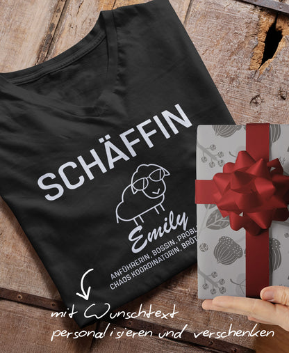 Schwarzes Schäffin T-Shirt personalisiert mit Namen Emily; daneben ein verpacktes Geschenk mit Schleife und der Schriftzug ‚mit Wunschtext personalisieren und verschenken‘.