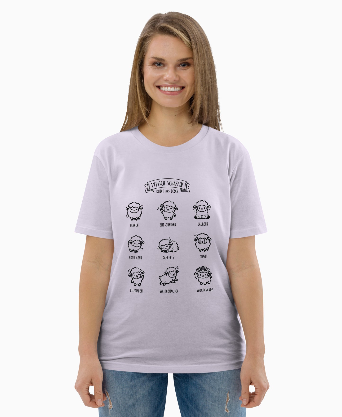 Frau trägt lavendelfarbenes Bio-T-Shirt mit schwarzem SCHÄFFIN Typisch Schäffin / Kennt das Leben Motiv. Darauf sieht man 9 lustige Kawaii Schäfchen mit kleinem Text und Bezug zum Arbeitsalltag einer Chefin.