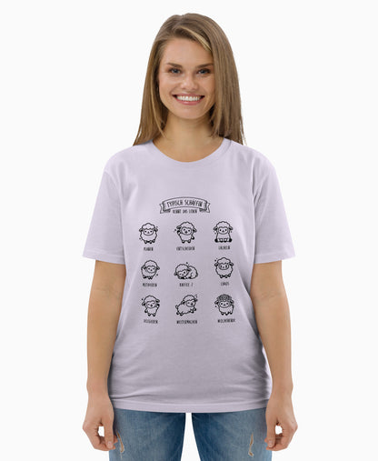 Frau trägt lavendelfarbenes Bio-T-Shirt mit schwarzem SCHÄFFIN Typisch Schäffin / Kennt das Leben Motiv. Darauf sieht man 9 lustige Kawaii Schäfchen mit kleinem Text und Bezug zum Arbeitsalltag einer Chefin.