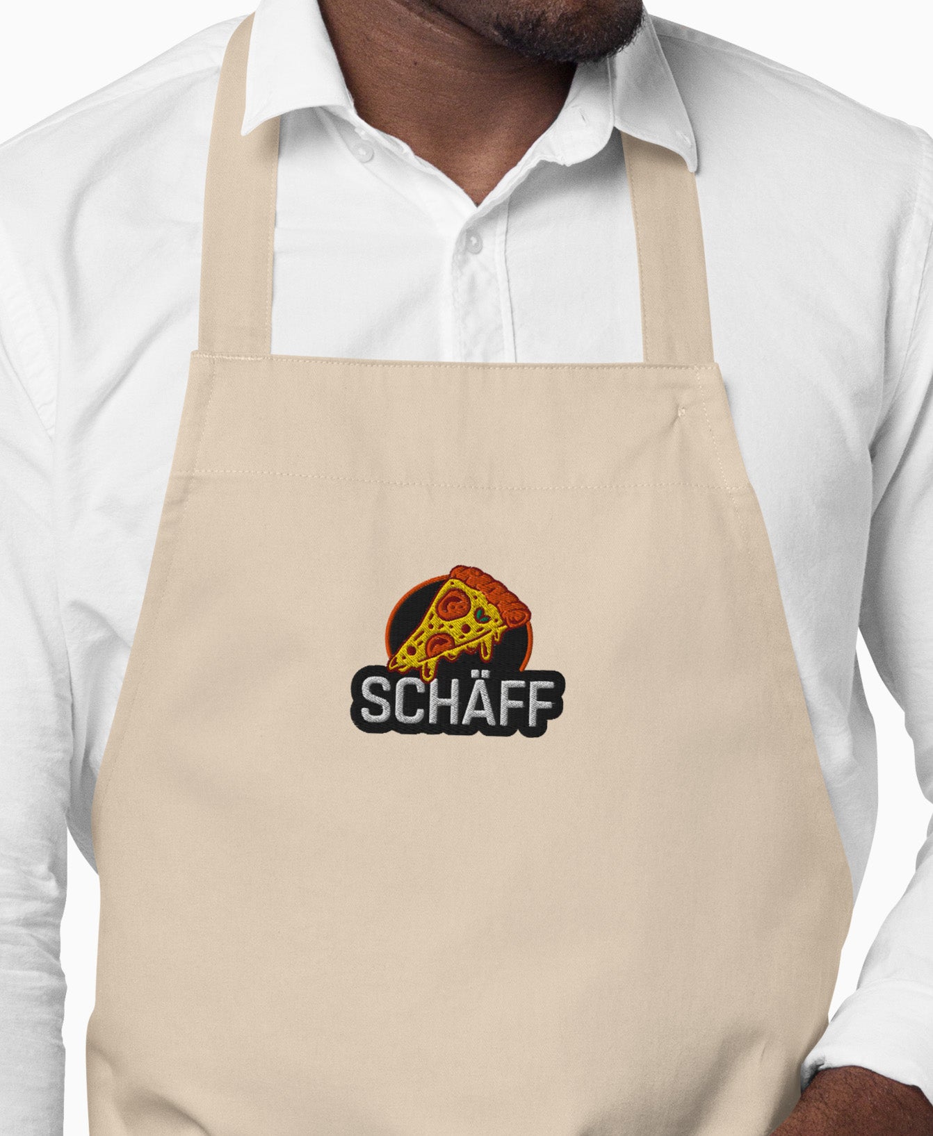 Vorderansicht einer naturfarbenen SCHÄFF Pizzabäcker Schürze aus Bio-Baumwolle mit hochwertigem Pizza-Stickmotiv auf der Brust.