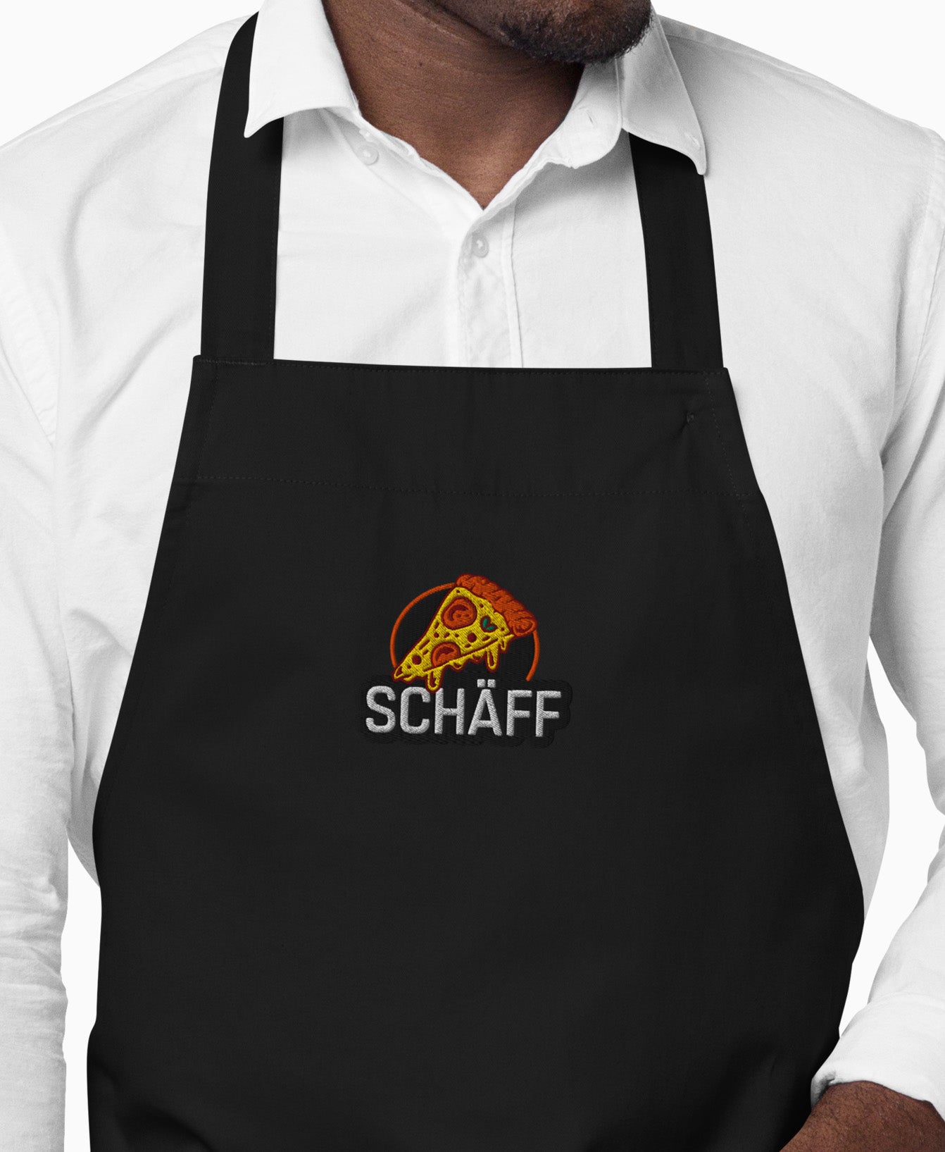 Vorderansicht einer scharzen SCHÄFF Pizzabäcker Schürze aus Bio-Baumwolle mit hochwertigem Pizza-Stickmotiv auf der Brust.