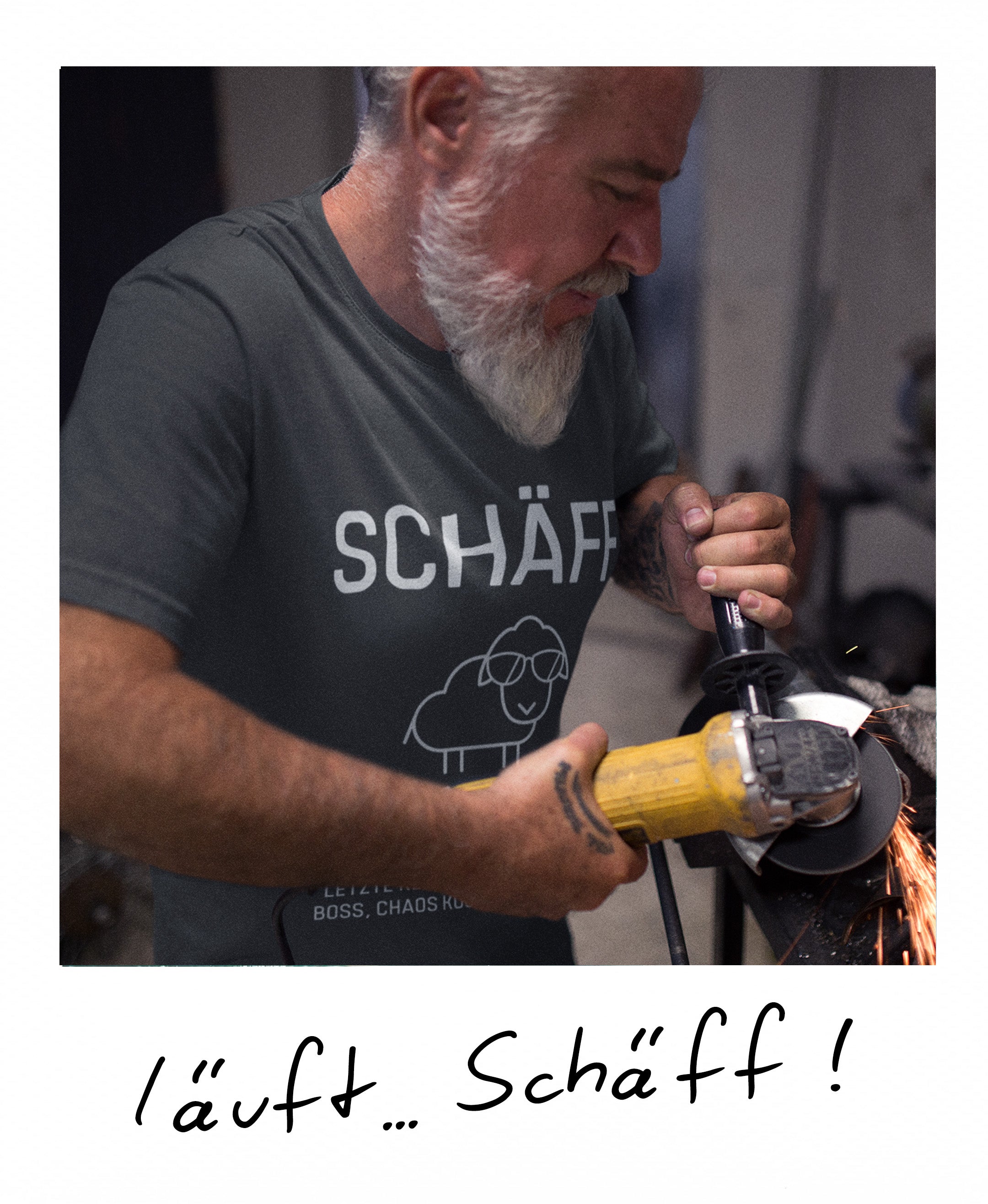 Motorrad-Werkstatt-Chef mit personalisiertem Schäff-Shirt, lustige Geschenkidee.