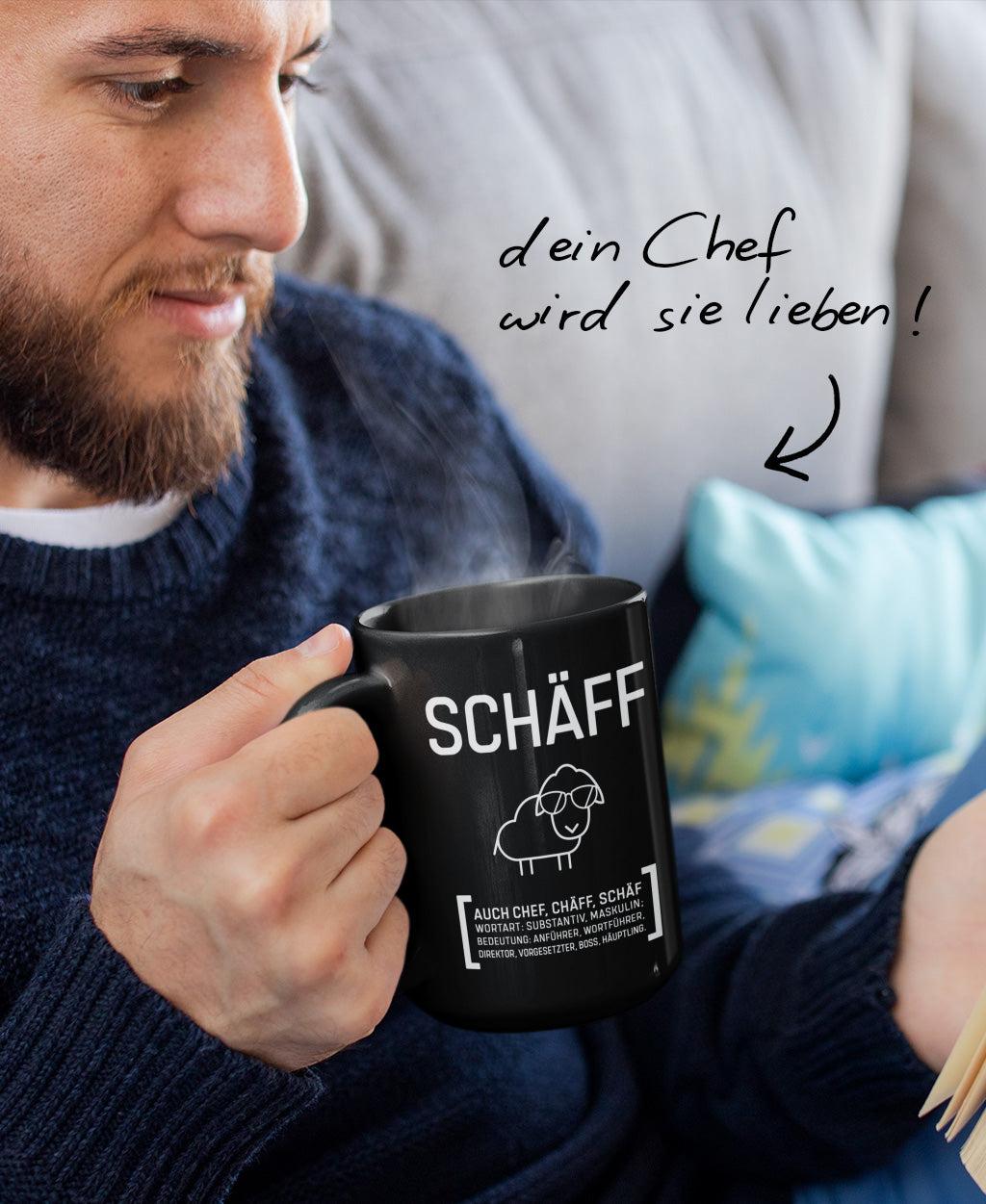 Mann hält schwarze Kaffeetasse mit SCHÄFF Motiv in der Hand: mit Texthinweis ‚dein Chef wird sie lieben !’