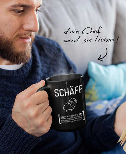 Mann hält schwarze Kaffeetasse mit SCHÄFF Motiv in der Hand: mit Texthinweis ‚dein Chef wird sie lieben !’