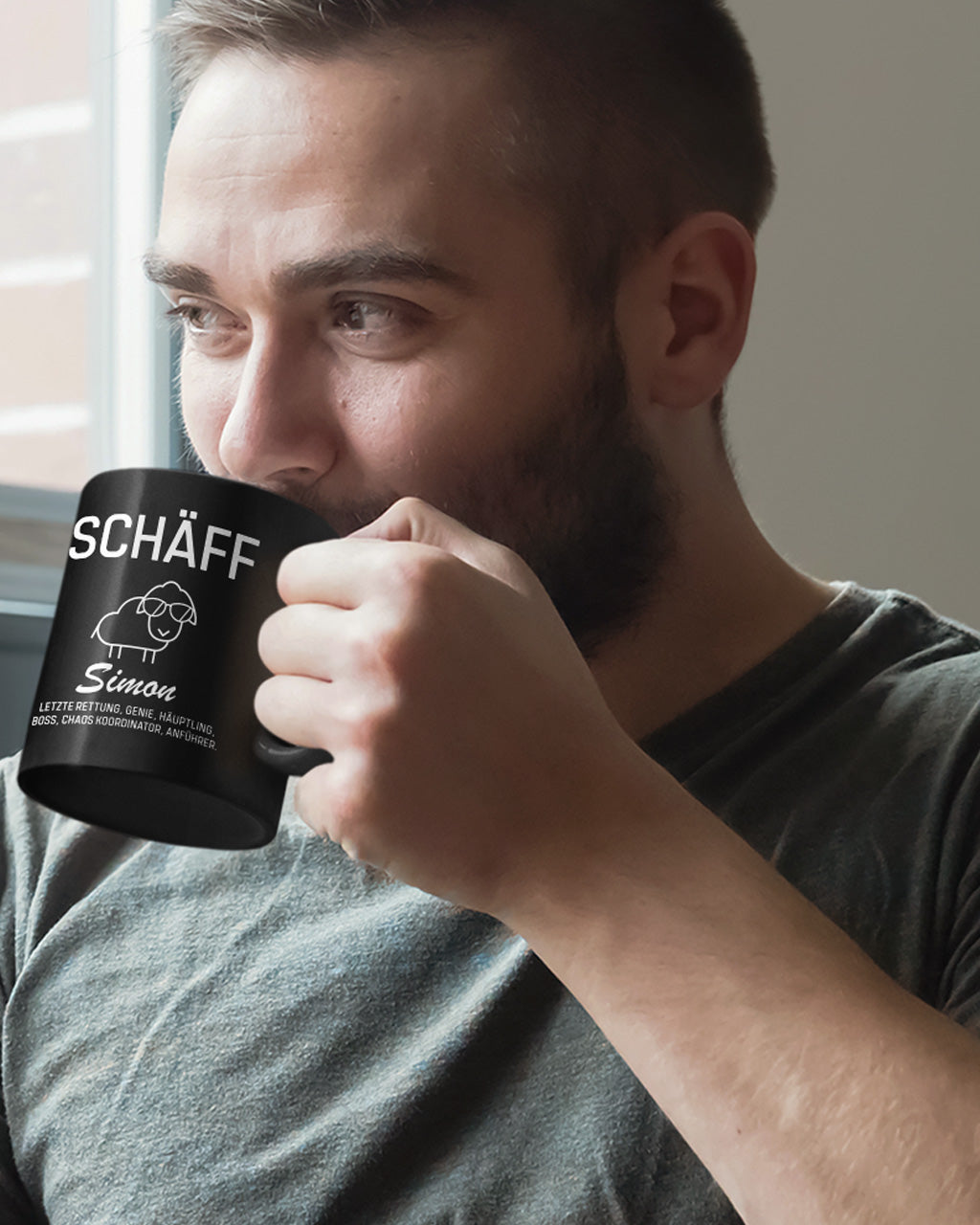 Mann trinkt aus schwarzer personalisierter SCHÄFF Tasse – Praktisches Geschenk mit persönlicher Note für Vorgesetzte.