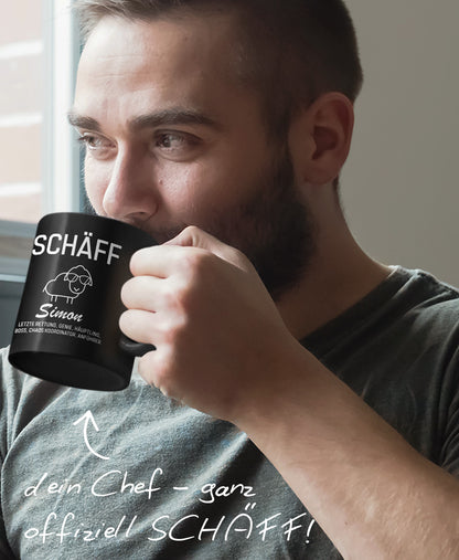 Mann trinkt aus schwarzer SCHÄFF Tasse mit Aufdruck Name Simon: Texthinweis ‚dein Chef - ganz offiziell SCHÄFF !’