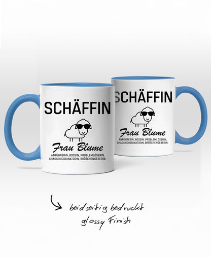 Zweifarbige Keramiktasse mit personalisierbarem SCHÄFFIN Motiv: mit Hinweis ‚beidseitig bedruckt, Glossy Finish’.