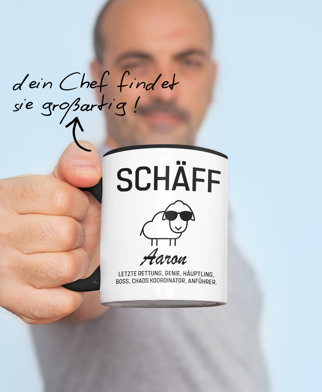 Mann hält zweifarbige SCHÄFF Tasse mit Namen Aaron: Texthinweis ‚dein Chef findet sie großartig !’