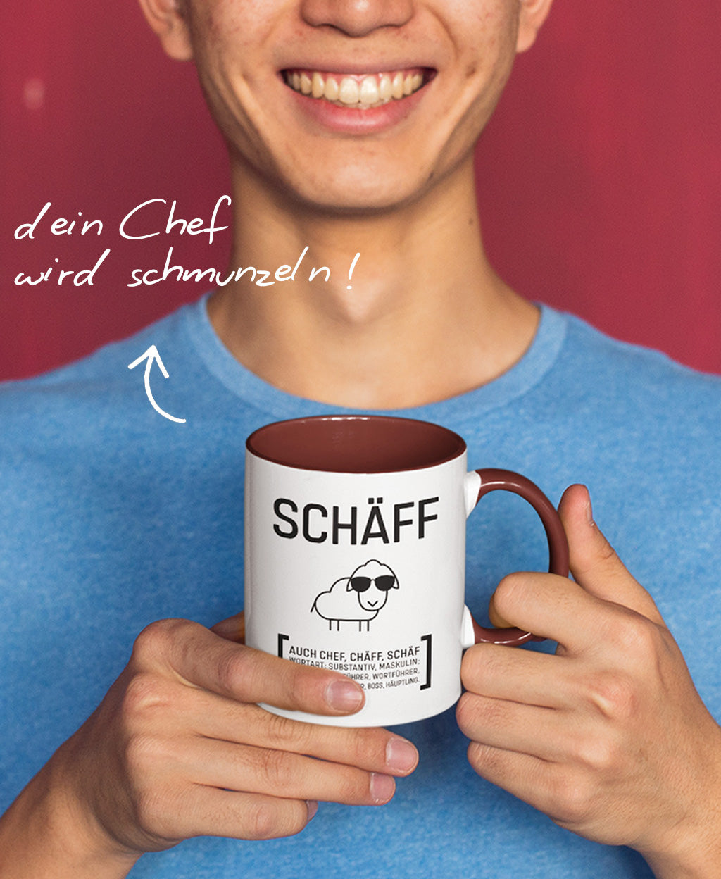 Mann hält zweifarbige Kaffeetasse mit SCHÄFF Motiv in der Hand: mit Texthinweis ‚dein Chef wird schmunzeln !’