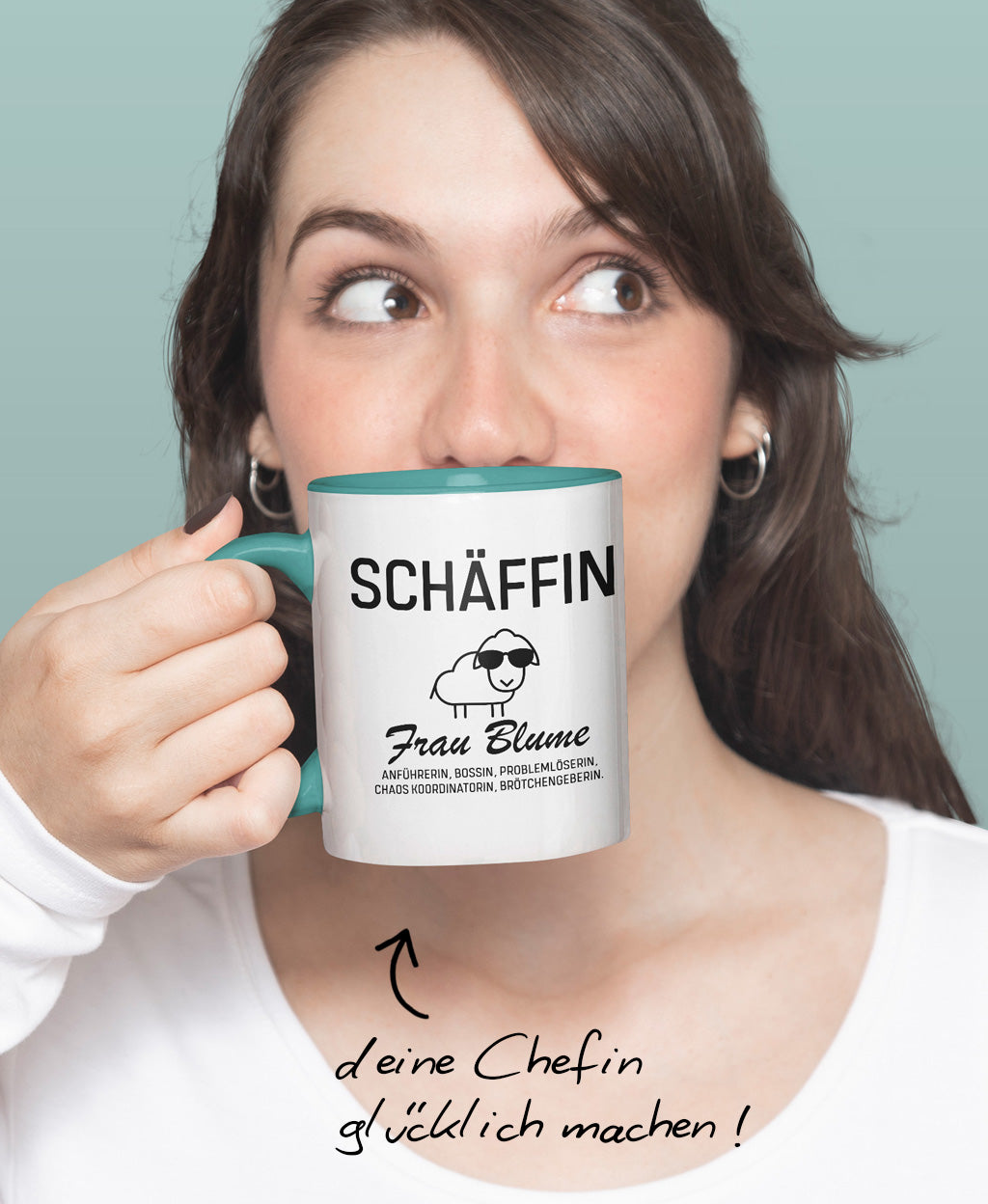 Frau hält zweifarbige SCHÄFFIN Tasse mit Namen Frau Blume: Texthinweis ‚deine Chefin glücklich machen !’